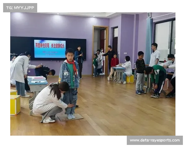 湛江潜校开展脊柱侧弯筛查 引发家长关注青少年体态健康问题 湛江潜校开展脊柱侧弯筛查 引发家长关注青少年体态健康问题